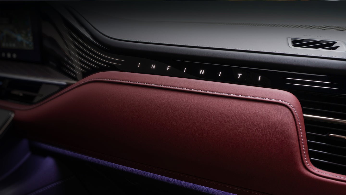 Nuevo INFINITI QX80 Autograph sobre carretera al atardecer